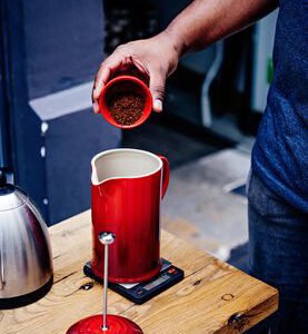 KOFFIEKAN MET PERS AARDEWERK 1 L. : ROOD