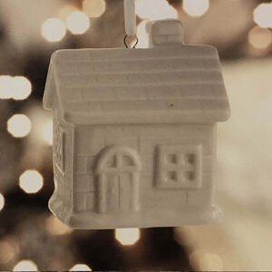 HANGDECORATIE KERST HUISJE WIT PORSELEIN H 6,5CM