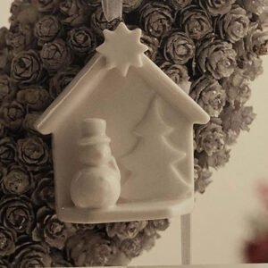 HANGDECORATIE KERST LANDSCHAP WIT PORSELEIN H 7CM