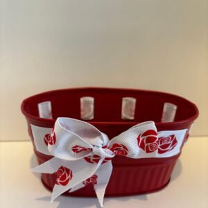 Rood ovaal blikken mandje met rozenstrik