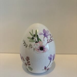 Paasei beschilderd met paarse bloemen