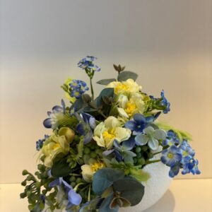 Struisvogelei met namaakbloemen