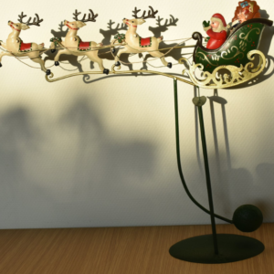 Kerstman met slee en rendieren